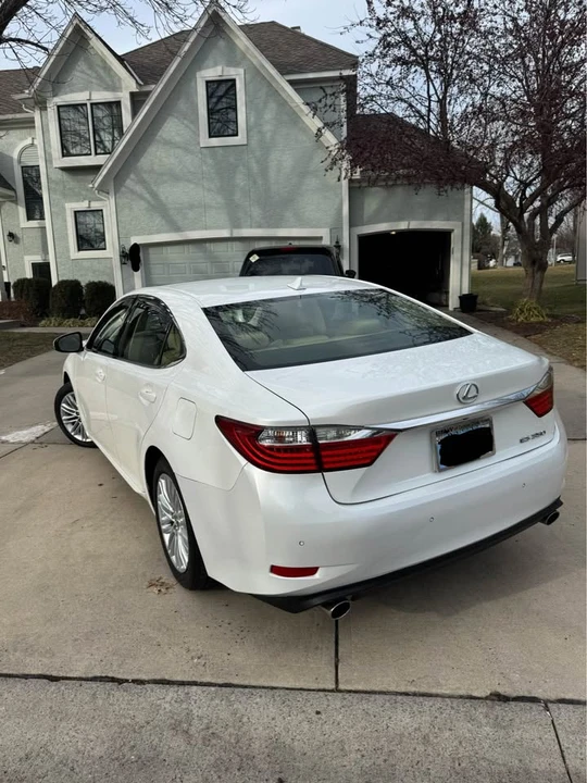 2013 Lexus ES 6th Gen - Image 2 of 9
