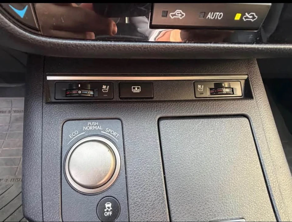 2013 Lexus ES 6th Gen - Image 9 of 16