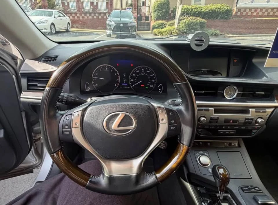2013 Lexus ES 6th Gen - Image 7 of 16