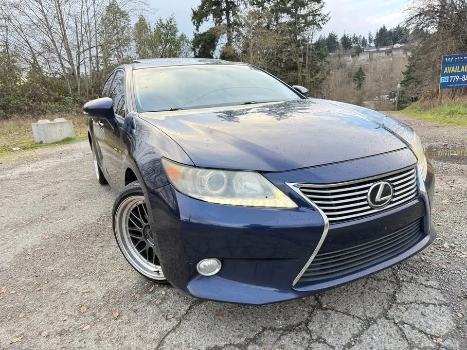2013 Lexus ES 6th Gen - Image 2 of 19