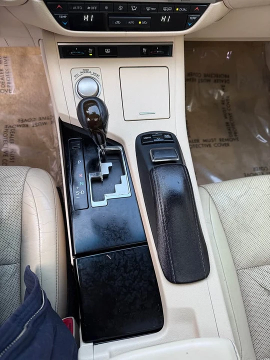 2013 Lexus ES 6th Gen - Image 11 of 19