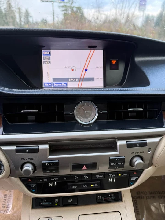 2013 Lexus ES 6th Gen - Image 12 of 19