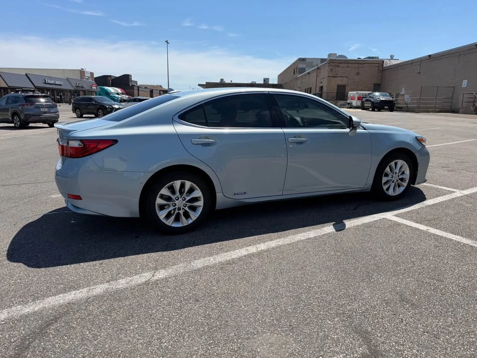 2013 Lexus ES 6th Gen - Image 3 of 8