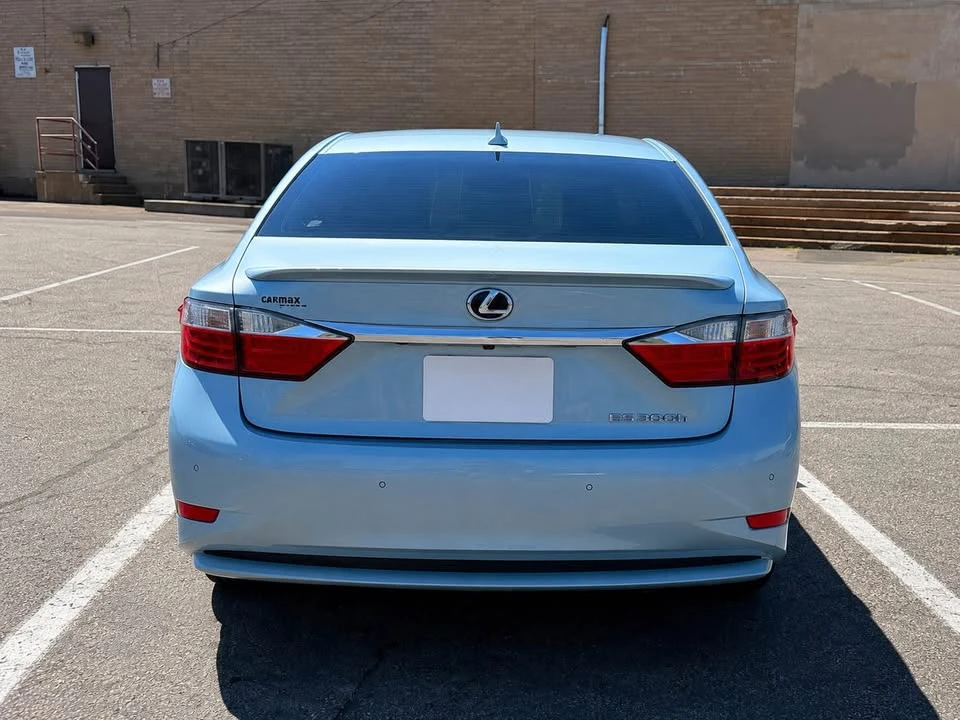 2013 Lexus ES 6th Gen - Image 2 of 8