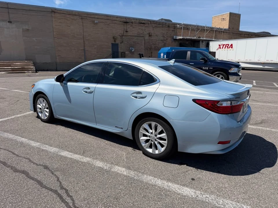 2013 Lexus ES 6th Gen - Image 4 of 8