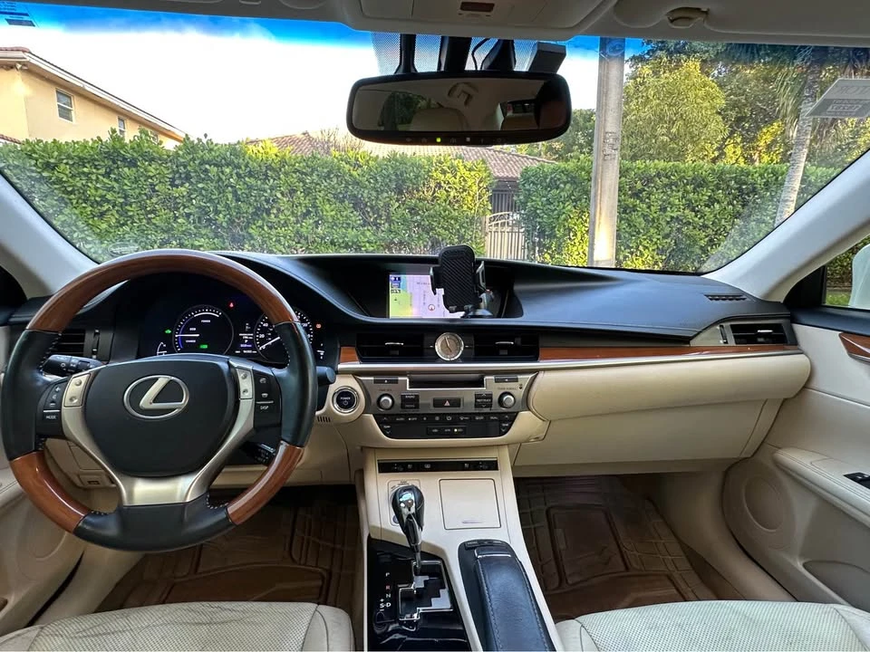 2013 Lexus ES 6th Gen - Image 9 of 14