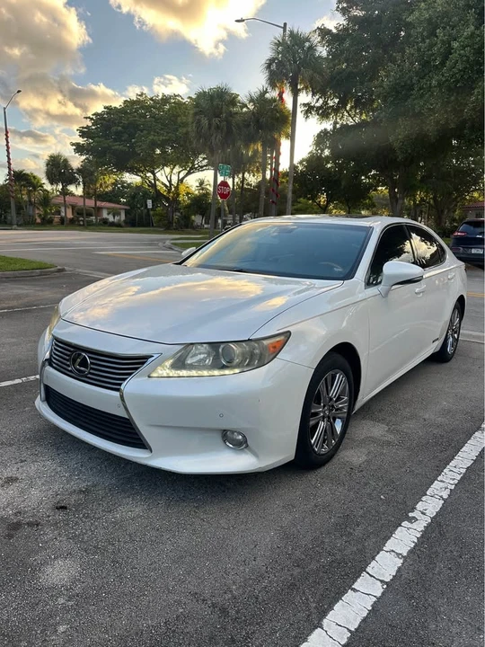 2013 Lexus ES 6th Gen - Image 2 of 14