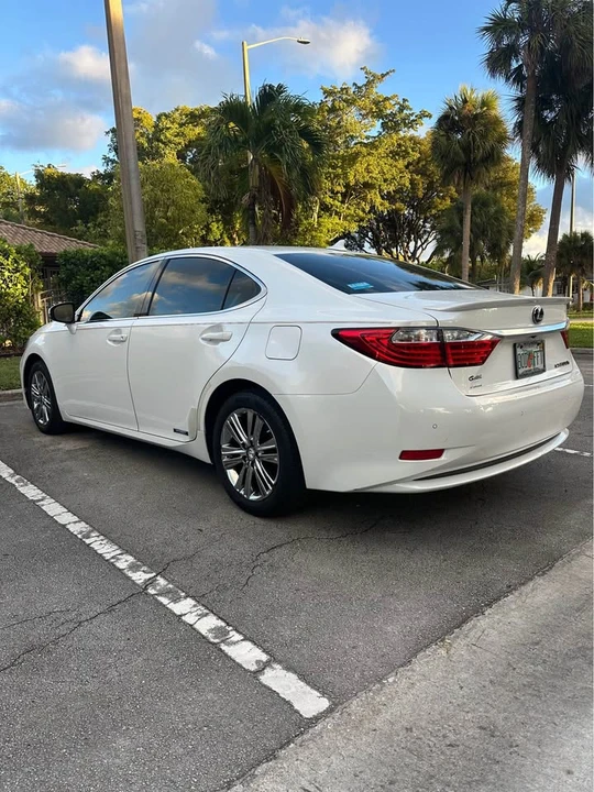 2013 Lexus ES 6th Gen - Image 4 of 14