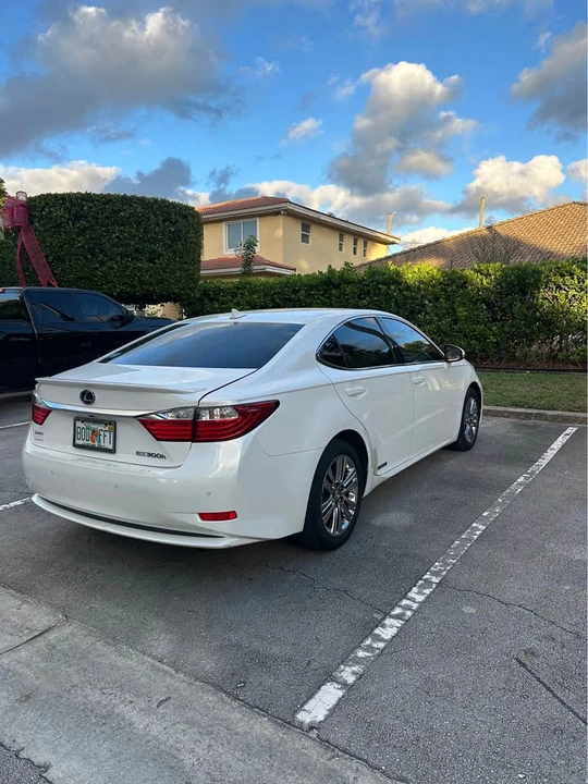 2013 Lexus ES 6th Gen - Image 8 of 14