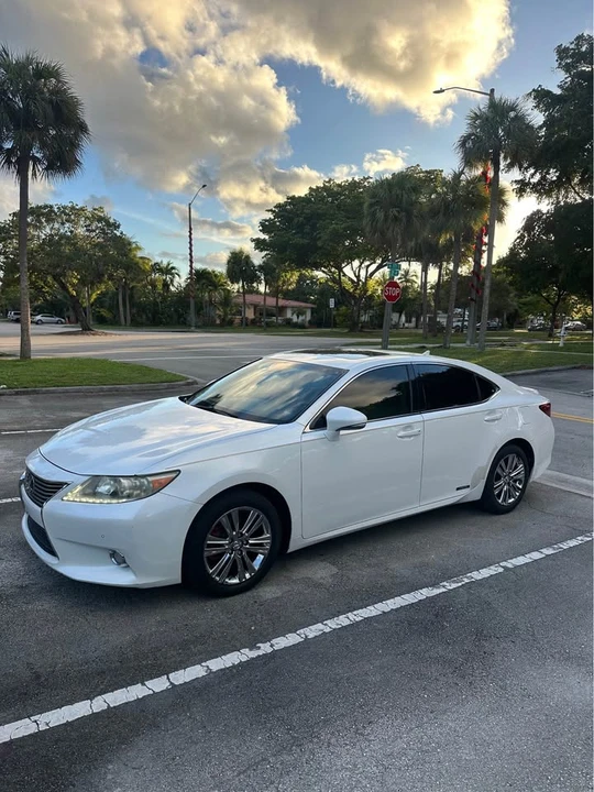 2013 Lexus ES 6th Gen - Image 3 of 14