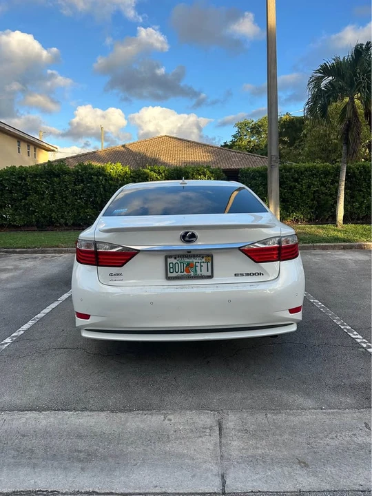 2013 Lexus ES 6th Gen - Image 5 of 14