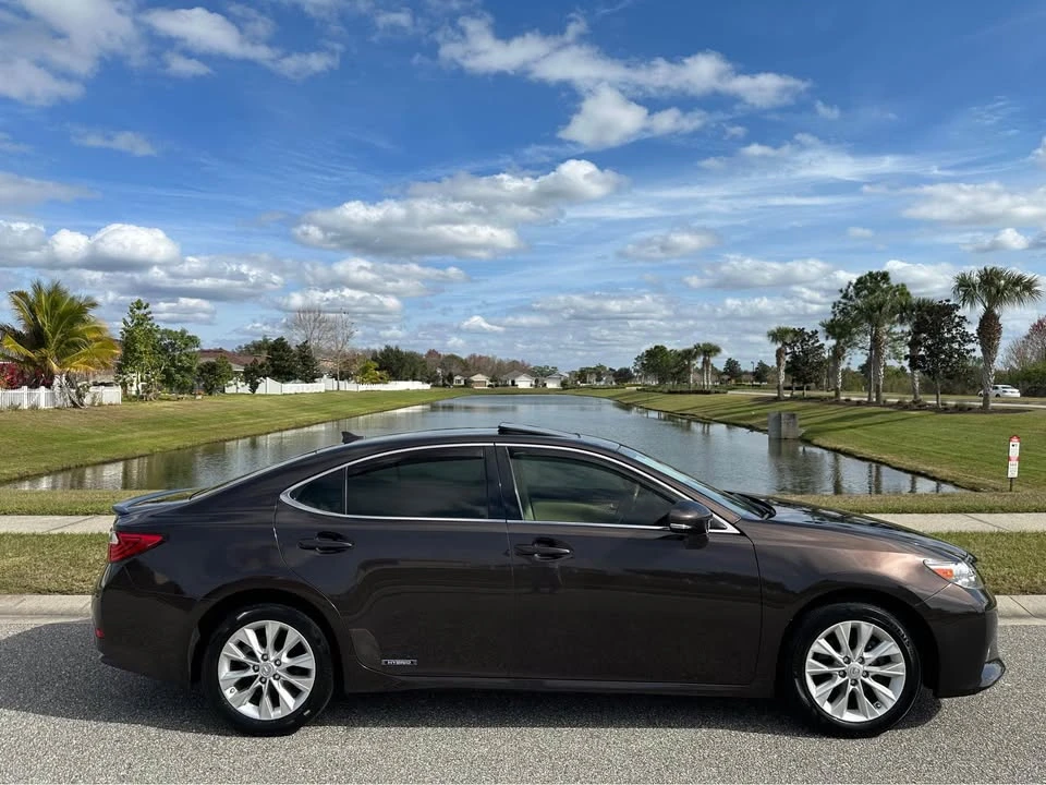 2013 Lexus ES 6th Gen - Image 8 of 14
