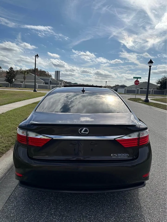 2013 Lexus ES 6th Gen - Image 5 of 14