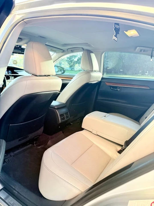 2013 Lexus ES 6th Gen - Image 11 of 20