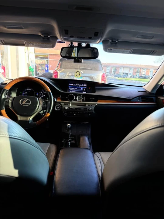 2013 Lexus ES 6th Gen - Image 10 of 20