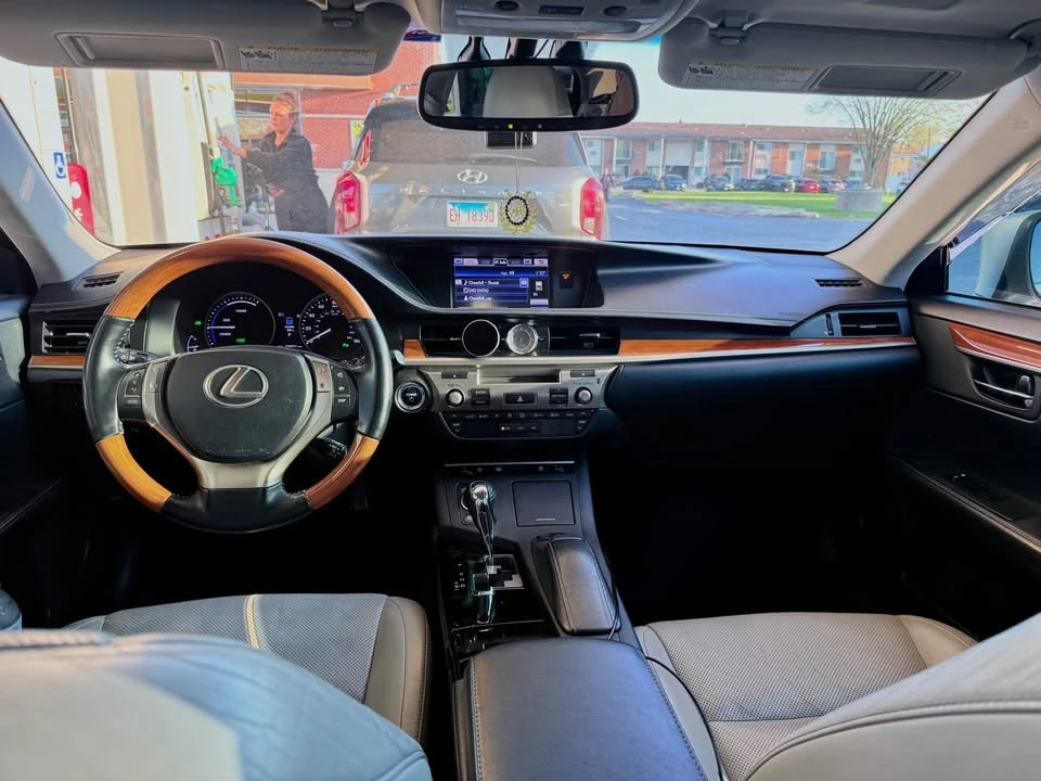 2013 Lexus ES 6th Gen - Image 8 of 20