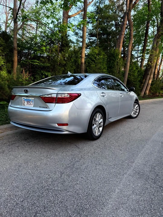 2013 Lexus ES 6th Gen - Image 19 of 20