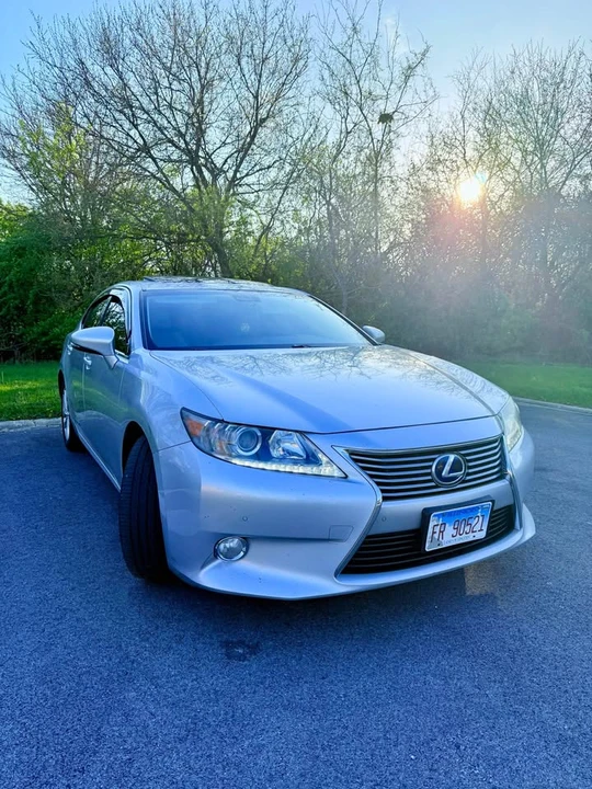 2013 Lexus ES 6th Gen - Image 2 of 20