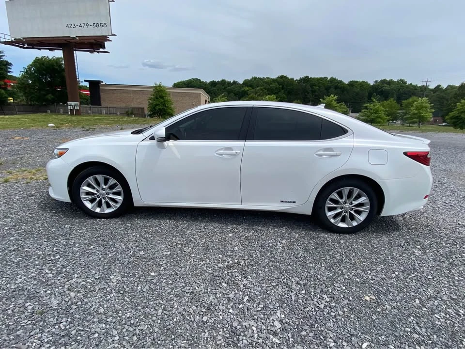2013 Lexus ES 6th Gen - Image 2 of 17