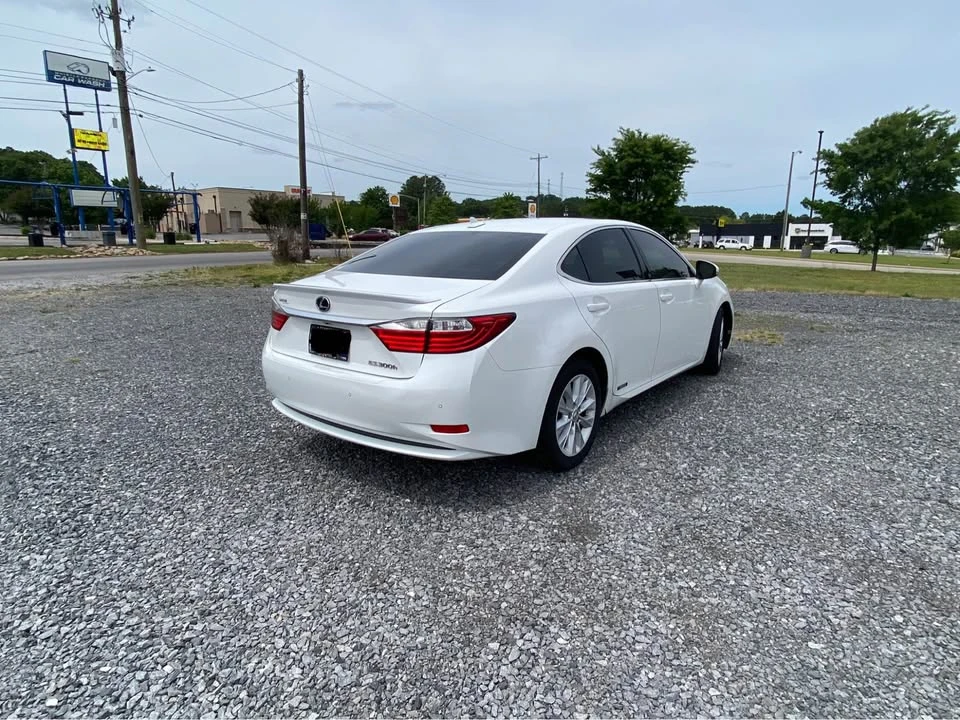 2013 Lexus ES 6th Gen - Image 5 of 17