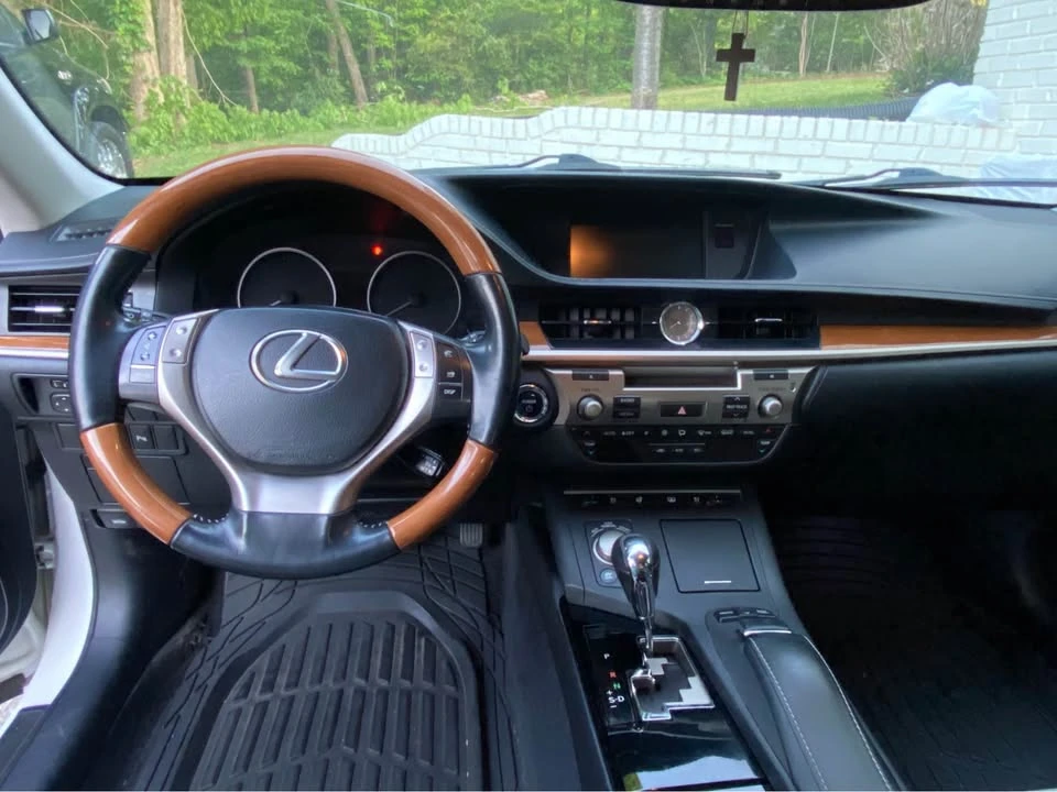2013 Lexus ES 6th Gen - Image 6 of 17