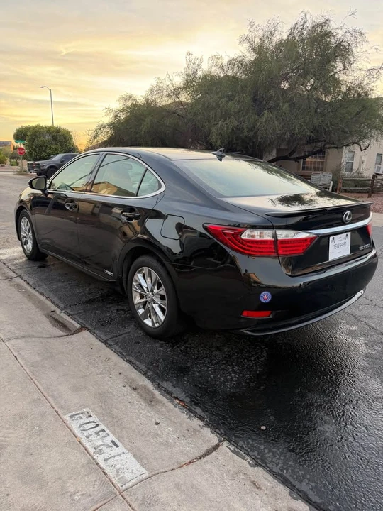 2013 Lexus ES 6th Gen - Image 2 of 9