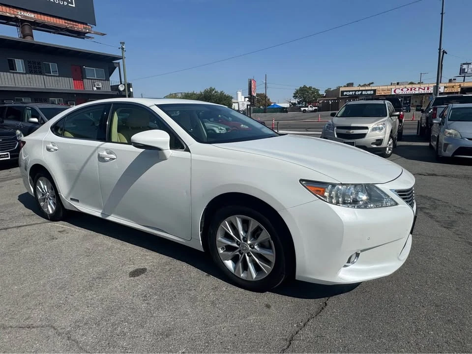 2013 Lexus ES 6th Gen - Image 11 of 12