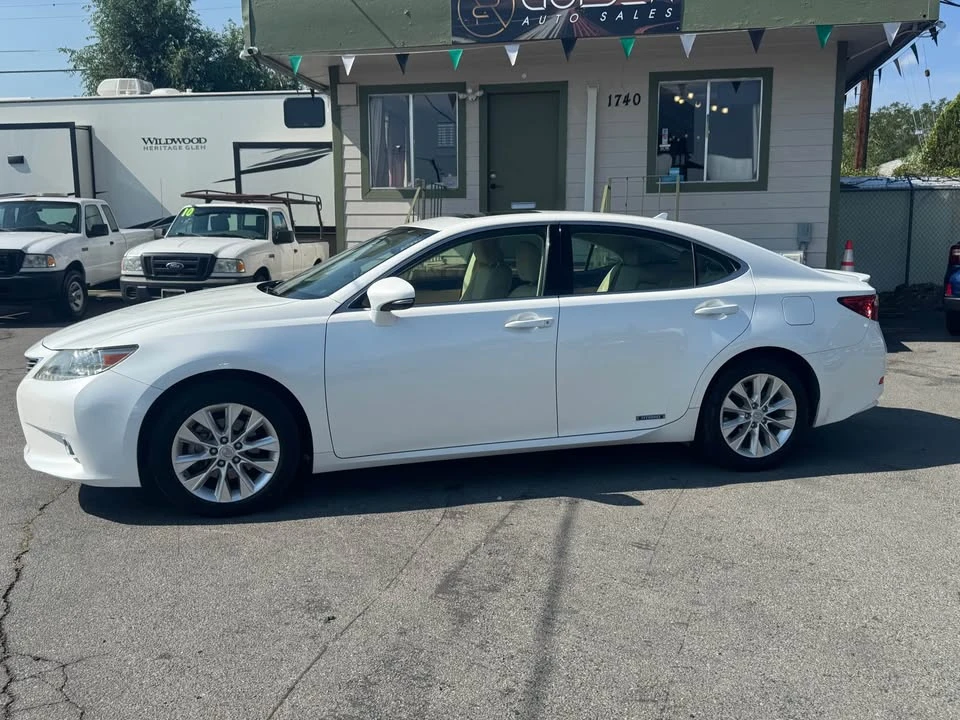 2013 Lexus ES 6th Gen - Image 3 of 12
