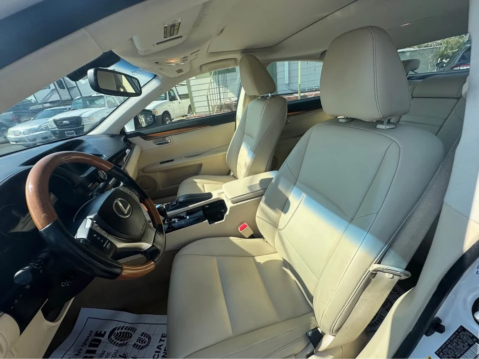 2013 Lexus ES 6th Gen - Image 5 of 12