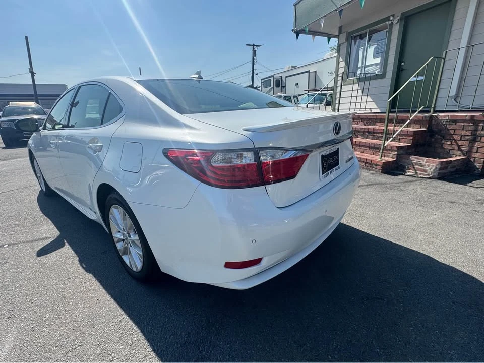 2013 Lexus ES 6th Gen - Image 8 of 12