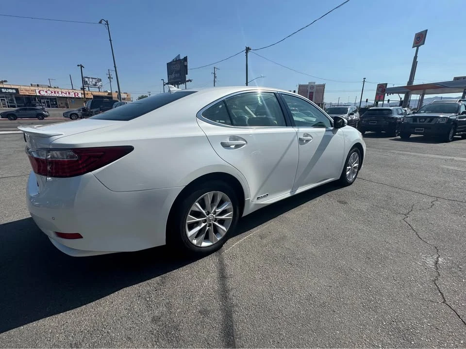 2013 Lexus ES 6th Gen - Image 10 of 12