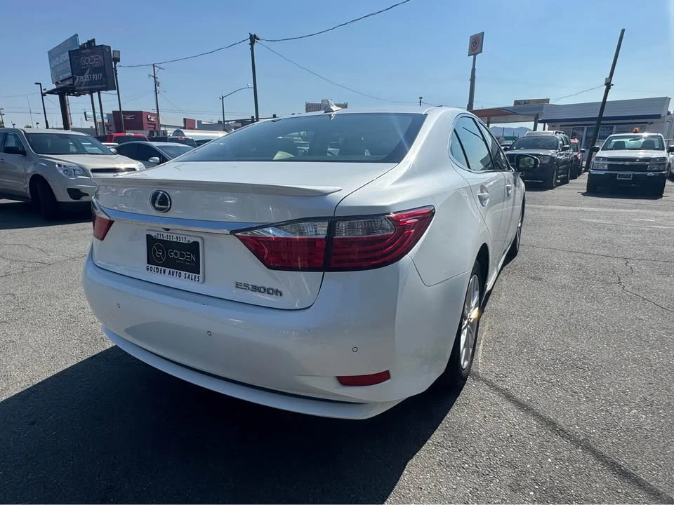 2013 Lexus ES 6th Gen - Image 9 of 12