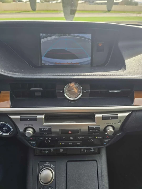 2013 Lexus ES 6th Gen - Image 14 of 19
