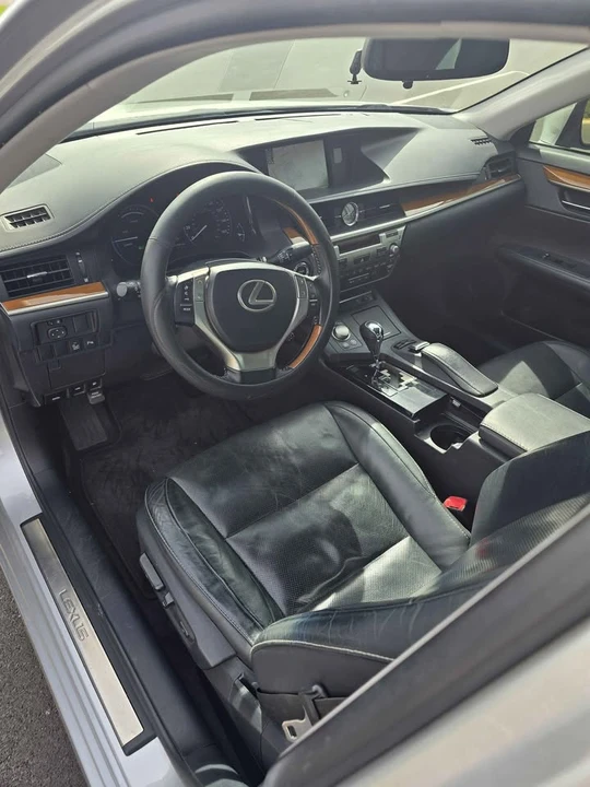 2013 Lexus ES 6th Gen - Image 10 of 19