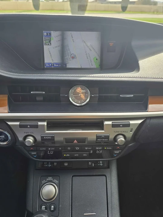 2013 Lexus ES 6th Gen - Image 15 of 19