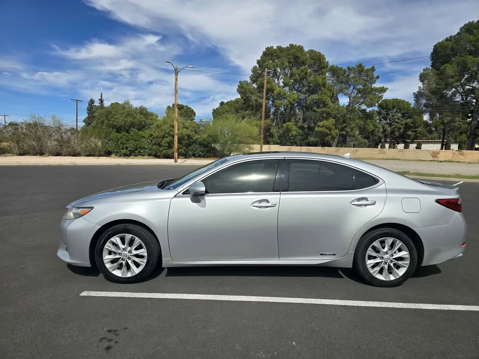 2013 Lexus ES 6th Gen - Image 2 of 19