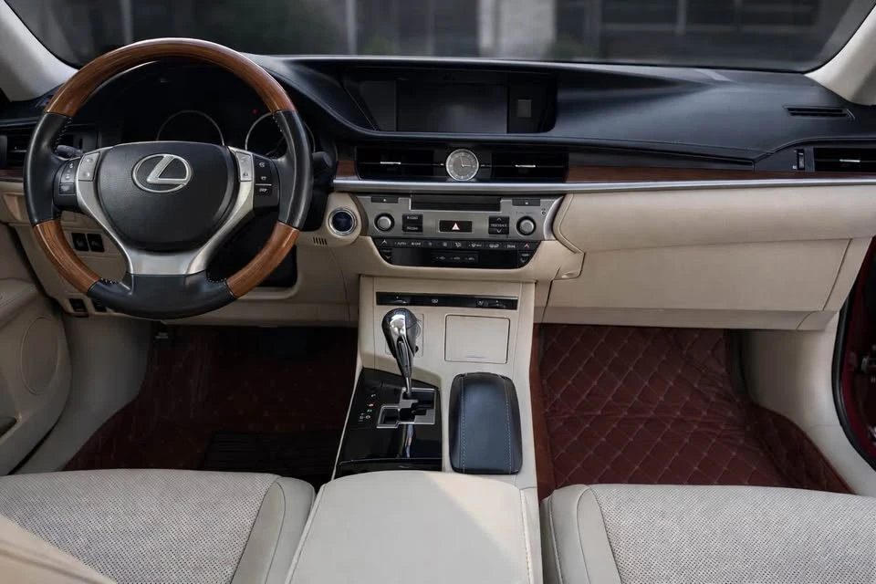 2013 Lexus ES 6th Gen - Image 3 of 10