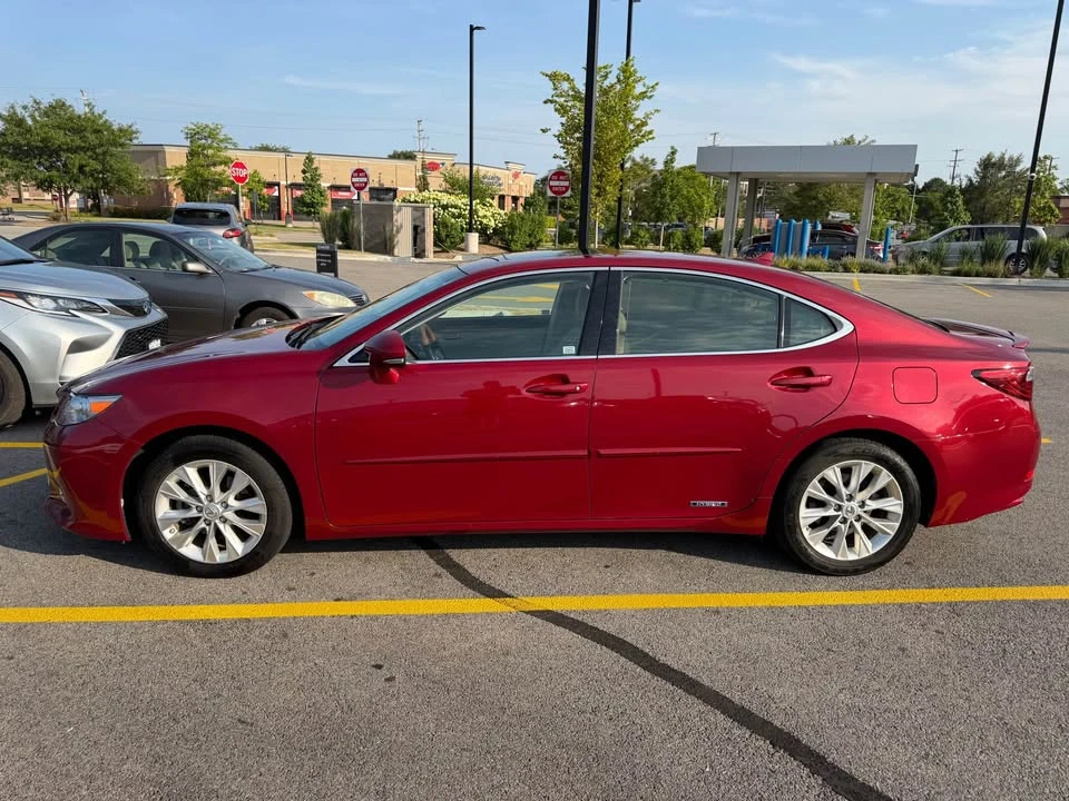 2013 Lexus ES 6th Gen - Image 2 of 20