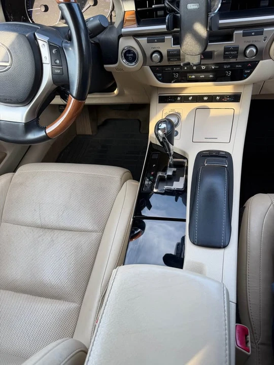 2013 Lexus ES 6th Gen - Image 13 of 20