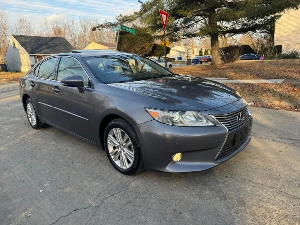 2013 Lexus ES 6th Gen - Image 8 of 20