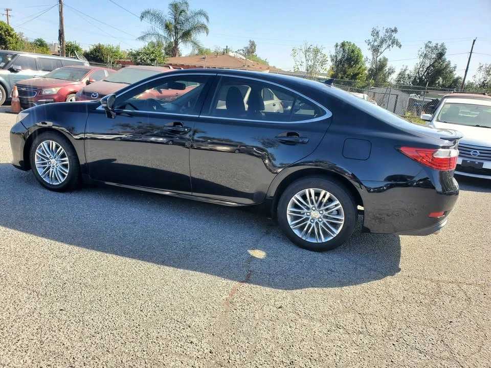 2013 Lexus ES 6th Gen - Image 7 of 12
