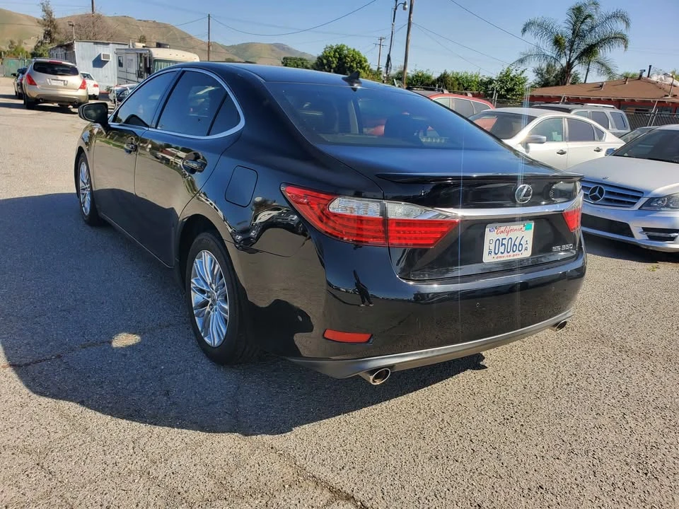 2013 Lexus ES 6th Gen - Image 8 of 12