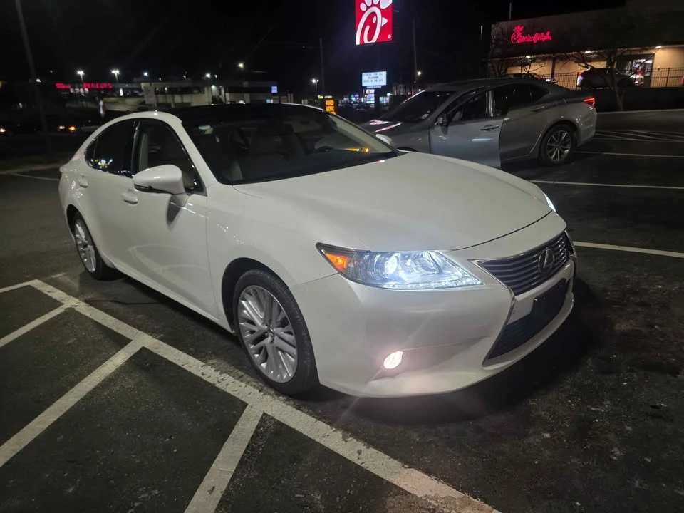 2013 Lexus ES 6th Gen - Image 2 of 11