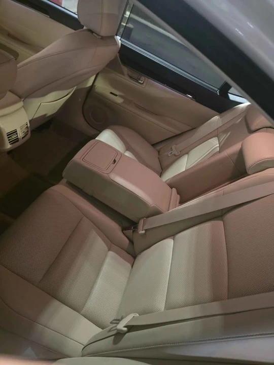 2013 Lexus ES 6th Gen - Image 8 of 11