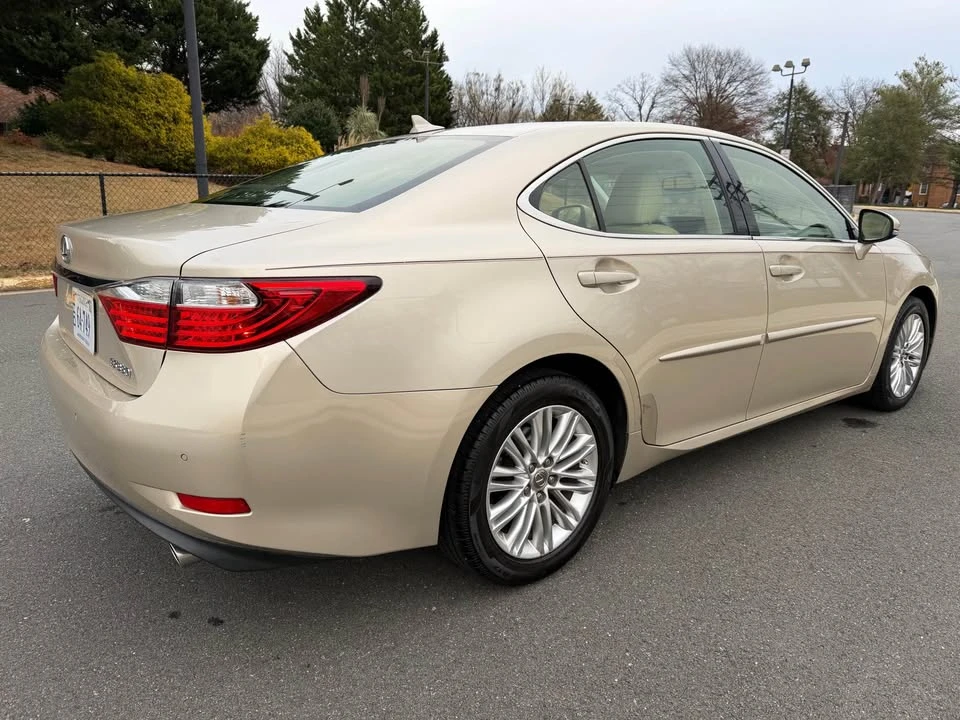 2013 Lexus ES 6th Gen - Image 5 of 20