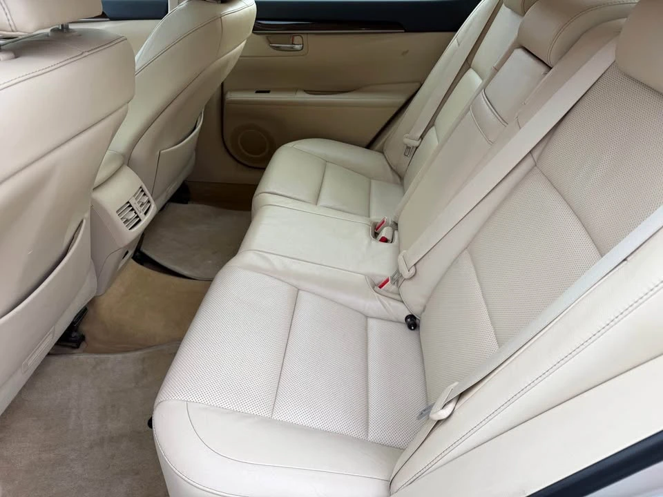 2013 Lexus ES 6th Gen - Image 16 of 20