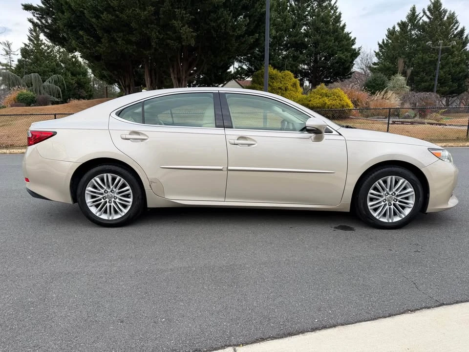 2013 Lexus ES 6th Gen - Image 6 of 20