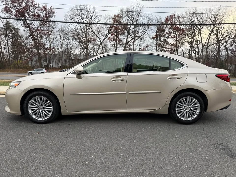 2013 Lexus ES 6th Gen - Image 2 of 20