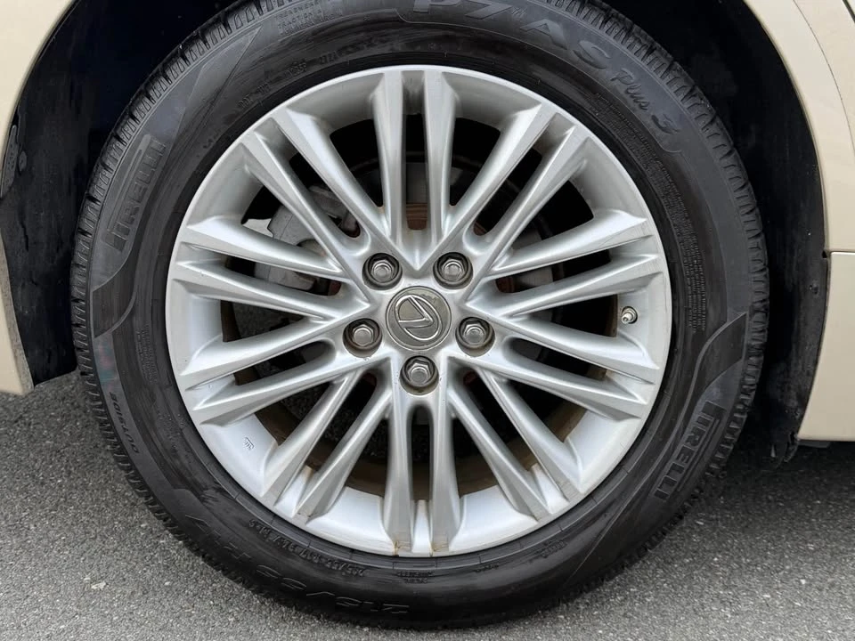 2013 Lexus ES 6th Gen - Image 9 of 20