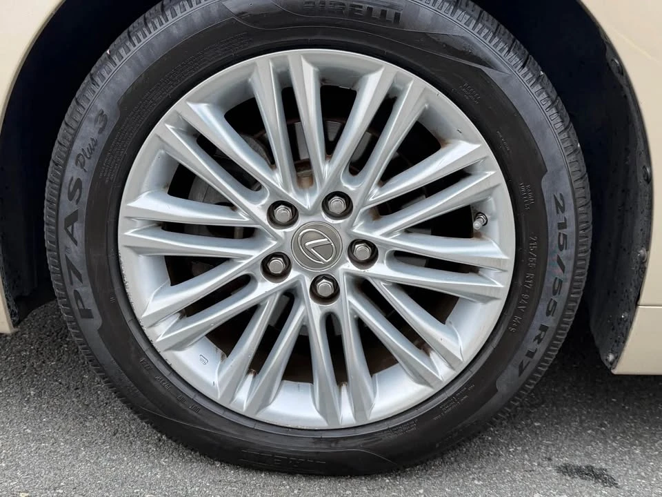 2013 Lexus ES 6th Gen - Image 11 of 20